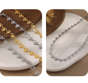 Detalle macro de los eslabones de corazón en oro y plata con textura grabada radiante