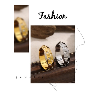 Détails des bagues en acier titane à damier avec double rangée de diamants carrés pavés