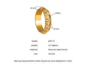 Détail de la bague dorée JZ0113 en acier titane avec double rangée de zircons carrés