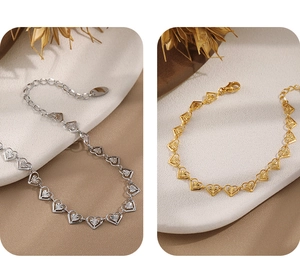 Detalle de pulsera de corazones con texturas radiales en acabado oro y plata