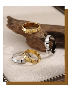 Détails de bagues à damier serties de deux rangées de diamants en or et argent