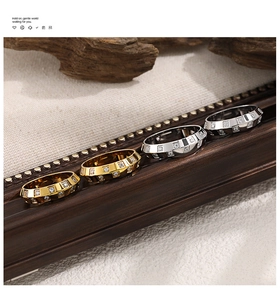 Gros plan de bagues en or et argent avec motif damier et incrustations de zircone