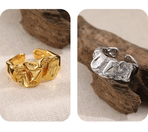Detailansicht der unregelmäßig gefalteten Texturringe in Gold und Silberoptik