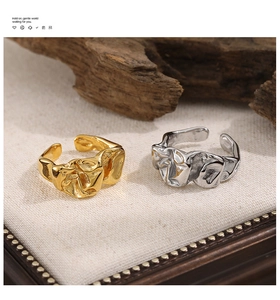 Künstlerische Lavatextur Ringe in Gold und Silber mit organischem Falten-Design