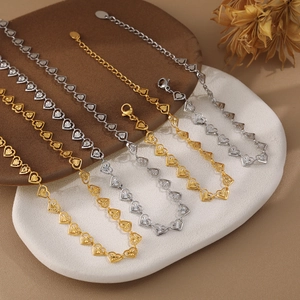 Elegantes collares de eslabones de corazón dorados y plateados con relieve floral