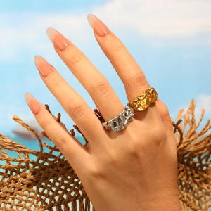 Unregelmäßiger Lava Textur Faltendesign Offener Ring Titanstahl Minimalist Zerknittertes Design Verstellbarer Modeschmuck Damen