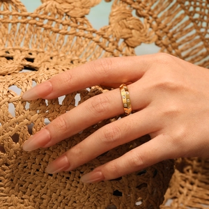 Bague à carreaux dorée classique avec double rangée de cristaux pour femme style chic