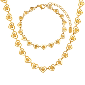 Conjunto de joyas de acero inoxidable chapado en oro K18 con eslabones de corazón en fondo blanco