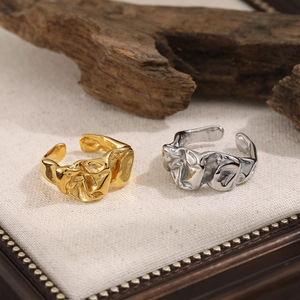 Minimalistisches Set aus unregelmäßigen Edelstahl-Offenringen in Gold und Silber