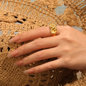 Unregelmäßiger goldener Lavastein-Ring aus Titanstahl mit breitem Falten-Design für Damen