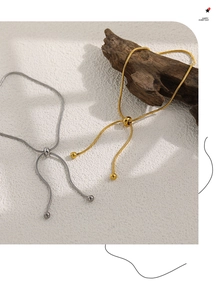 Detalle de tobilleras de cadena de serpiente ajustables en oro y plata con cierre deslizante