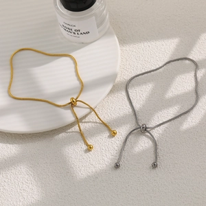 Tobillera minimalista de cadena de serpiente chapada en oro 24K con cuenta ajustable