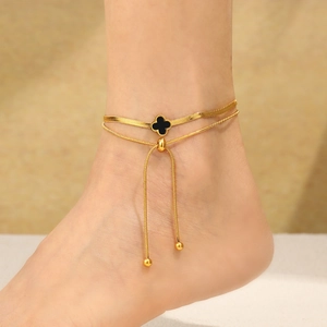 Elegante tobillera de doble capa bañada en oro de 24K con dije de trébol negro para mujer