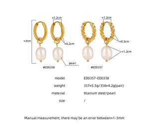 Détail de boucles d'oreilles en perles d'eau douce avec placage or 18K PVD et anneaux torsadés