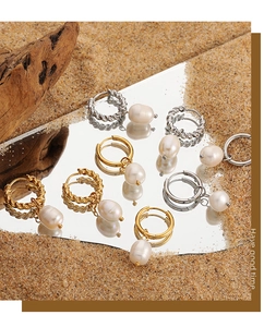 Détail de boucles d'oreilles créoles perles d'eau douce en finitions or 18K et argent
