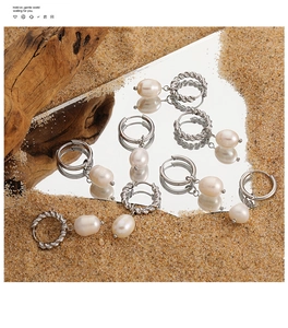 Détail de boucles d'oreilles perles d'eau douce avec anneaux torsadés en acier argenté