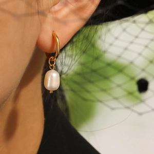 Boucles d'oreilles créoles en acier inoxydable doré 18K PVD avec perles baroques