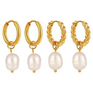 Boucles d'oreilles créoles torsadées dorées 18K avec perles d'eau douce naturelles