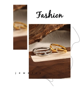 Detaillierte Makroansicht des doppellagigen Crisscross-Ringsatzes in Gold und Silber