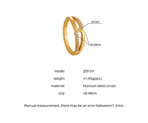 Details zur Ringbreite von 0,48 cm und Zirkonia-Steinen aus Titanstahl am Finger
