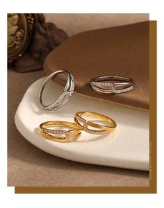 Detaillierte Nahaufnahme goldener und silberner geometrischer Ringe mit Mikrokristallen