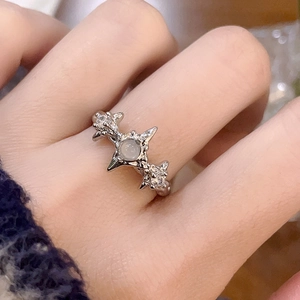 Gros plan détaillé d'une bague étoile en pierre de lune au doigt avec détails brillants