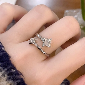 Détail macro de la pierre de lune et du zircon étoilé sur une bague branche argent