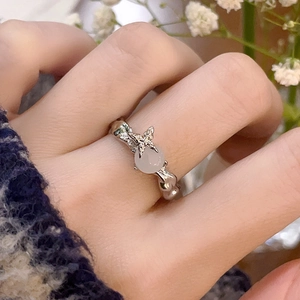 Bague ouverte argentée élégante avec pierre de lune et détail d'étoile sur la main