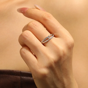 Eleganter silberner Titanstahl X-Ring mit Mikro-Zirkonia-Besatz für stilvolle Damen