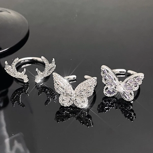 Vue macro détaillée de bagues papillon et bois avec zircons blancs et violets brillants