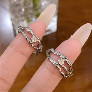 Détail de la texture de vigne irrégulière de la bague en argent avec pierres rondes