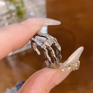 Détail macro de la bague pierre de lune avec texture lave et zircon rond étincelant