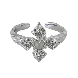 Bague irrégulière en pierre de lune argentée avec détails de pierres étincelantes