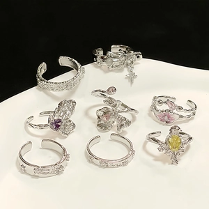 Set aus 8 verstellbaren Silberringen mit lila Herz-Zirkon und Schmetterling-Blumen-Motiv