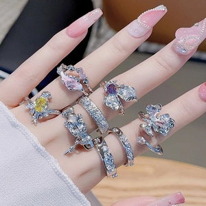 8-teiliges silbernes Ringset mit bunten Zirkonsteinen Blumen und Schmetterlingsdesign
