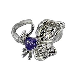 Unregelmäßiger Silberring Schmetterling mit lila Zirkonherz und metallischen Falten
