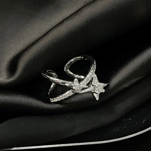 Makroaufnahme vom silbernen Doppelsternring mit Zirkonia-Diamanten auf schwarzem Satin
