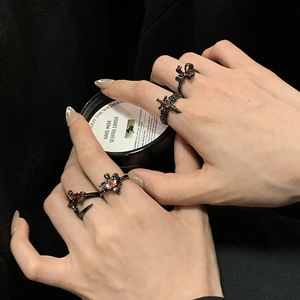 Ensemble de bagues gothiques avec croix noire et zircon cœur rouge pour couples