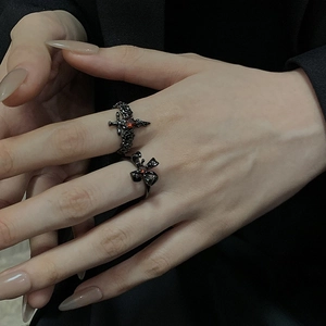 Ensemble de bagues gothiques noires avec croix, nœud et pierres de zircon rouge foncé
