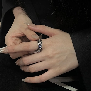 Detailaufnahme des gotischen Rings mit geprägtem Band und blauem Edelstein-Inlay