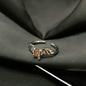 Anillo gótico de murciélago con alas negras y detalle central de piedra circón naranja