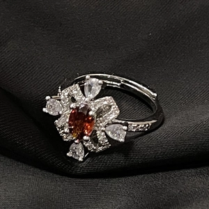 Lujoso anillo de lazo plateado con gema roja y circonitas brillantes micro-pave