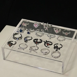 Makroaufnahme verschiedener Schleifen- und Herzringe mit bunten Zirkon-Inlays im Display