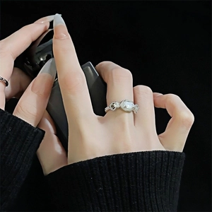 Details des eleganten Silberrings mit weißem Edelstein und floraler Vintage-Gravur
