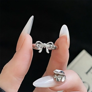 Eleganter silberner Schleifenring mit Pavé-Mikro-Inlays für ein luxuriöses Design