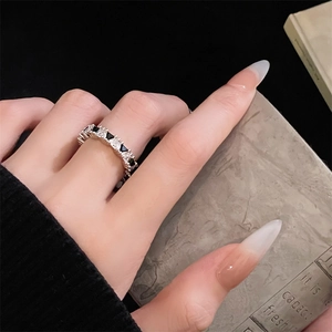 Dettaglio anello in argento con pavé di zirconi geometrici bianchi e neri