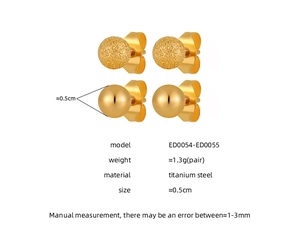 Vue macro des clous d'oreilles boules en titane doré mat et poli avec dimensions