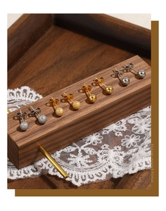 Lot détaillé de quatre paires de boucles d'oreilles boules dorées et argentées mates et polies