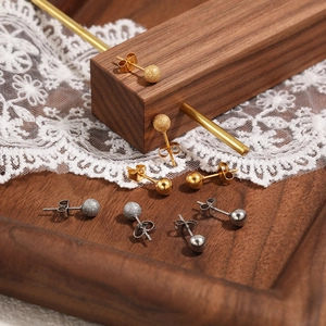Boucles d'oreilles minimalistes en titane doré et argenté, finitions mates et polies
