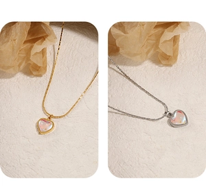 Détails des pendentifs cœur en pierre de lune sur chaîne plate dorée et chaîne torsadée